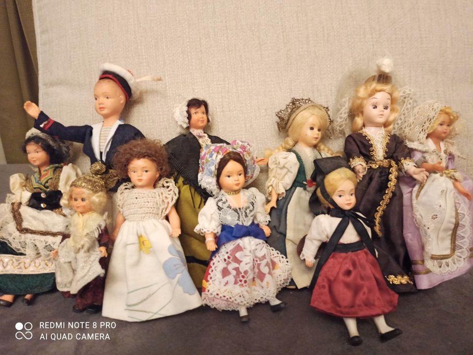 Kokoelma ranskalaisia pieniä nukkeja 10 kpl