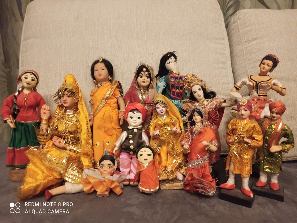 Kokoelma intialaisia nukkeja 14 kpl