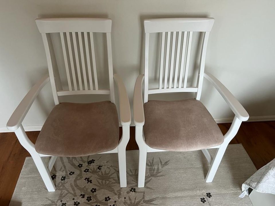 Käsinojalliset tuolit