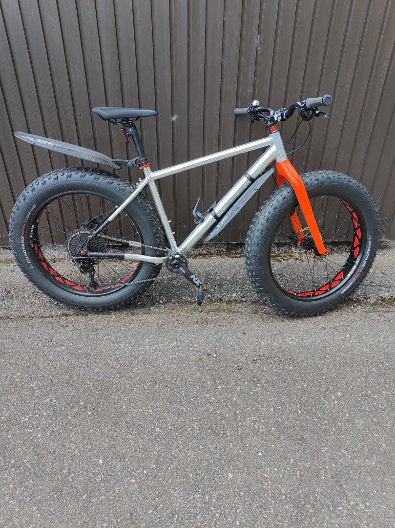 Fat bike White Interceptor 19" + uudet renkaat