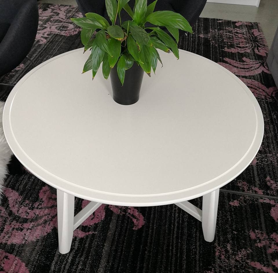 Olohuoneen pöytä (halkaisija 90 cm hyväkuntoinen)