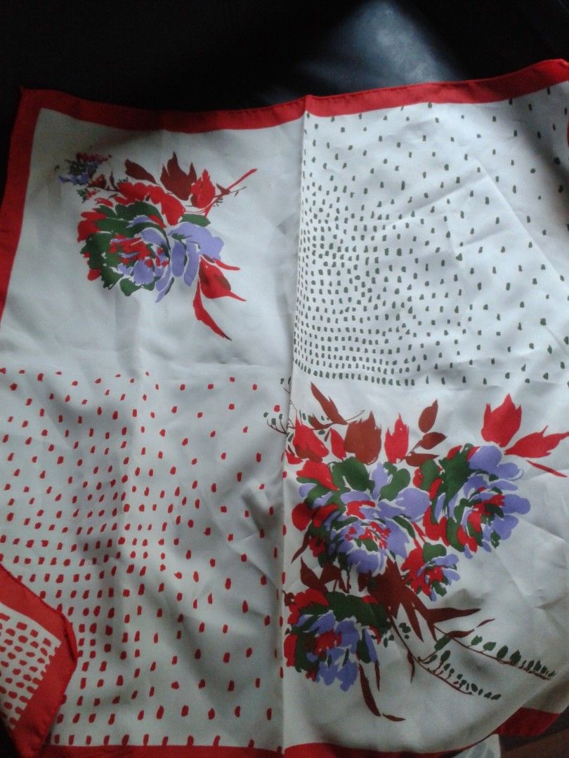 Valkoinen / punainen-värit 1980 luvun kukkahuivi