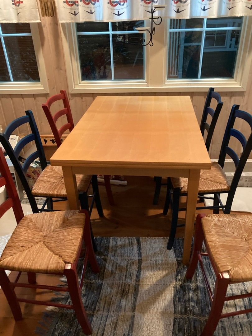 Pöytä ja 6 tuolia