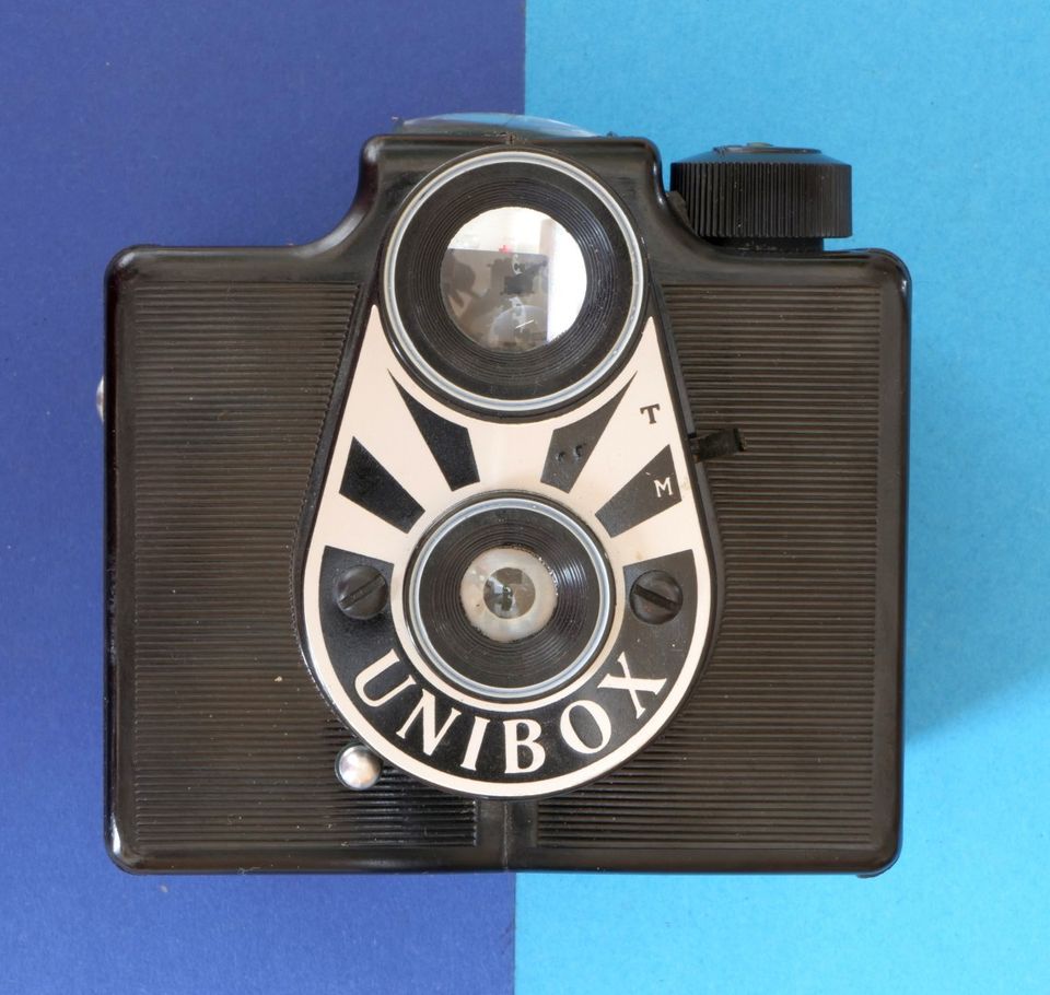 == Unibox Rare Art-Deco bakelite camera
