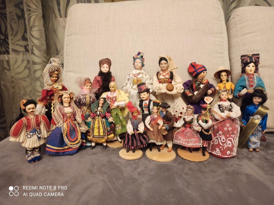 Kokoelma nukkeja kansallisissa vaatteissa 18 kpl