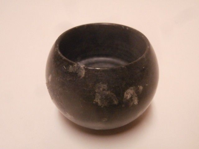 Kynttilänjalka 22. Pallonmuotoinen musta, kiveä
