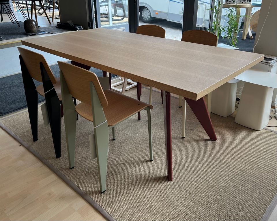 Vitra EM pöytä ja 4 kpl Standard tuoli