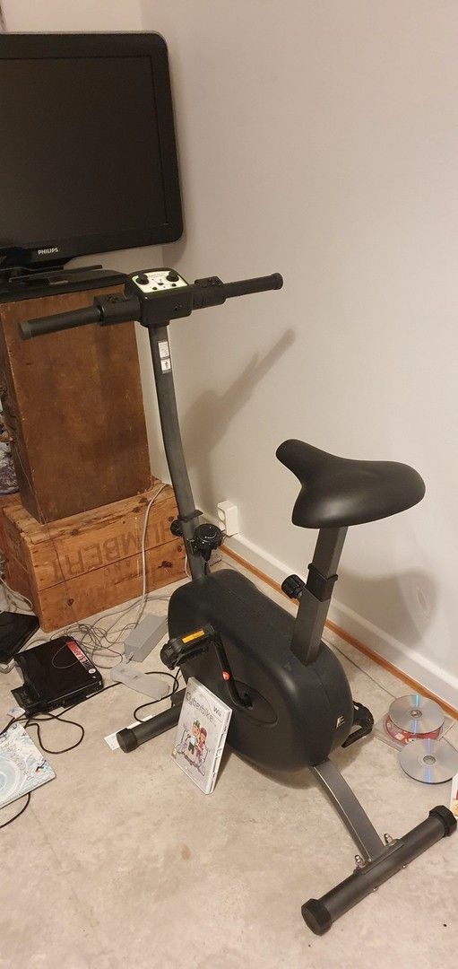 On vielä. Wii Cyberbike pyörä+peli