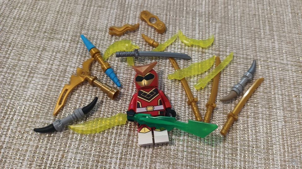 Lego minifiguuri taistelija ja miekat
