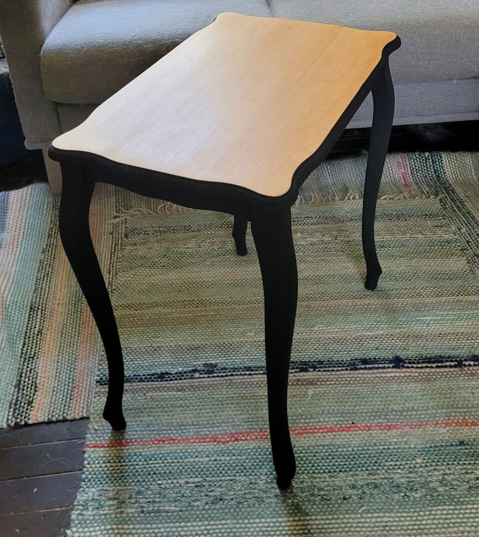 Täyspuinen vanha pieni pöytä, kunnostettu/tuunattu