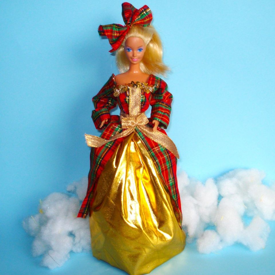 Barbielle joulumekko "Happy Holidays" -tyylinen
