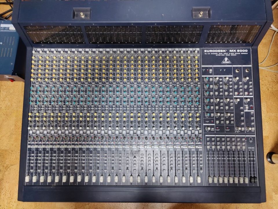 Behringer EURODESK MX9000 -mikseri