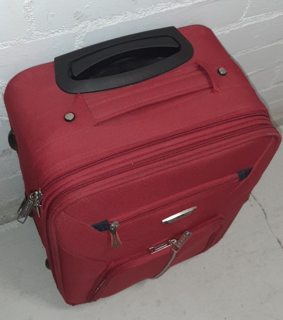 Punainen lentolaukku matkalaukku