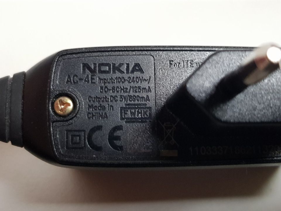 Nokia AC-4E ja AC-8E kännykkälälaturi
