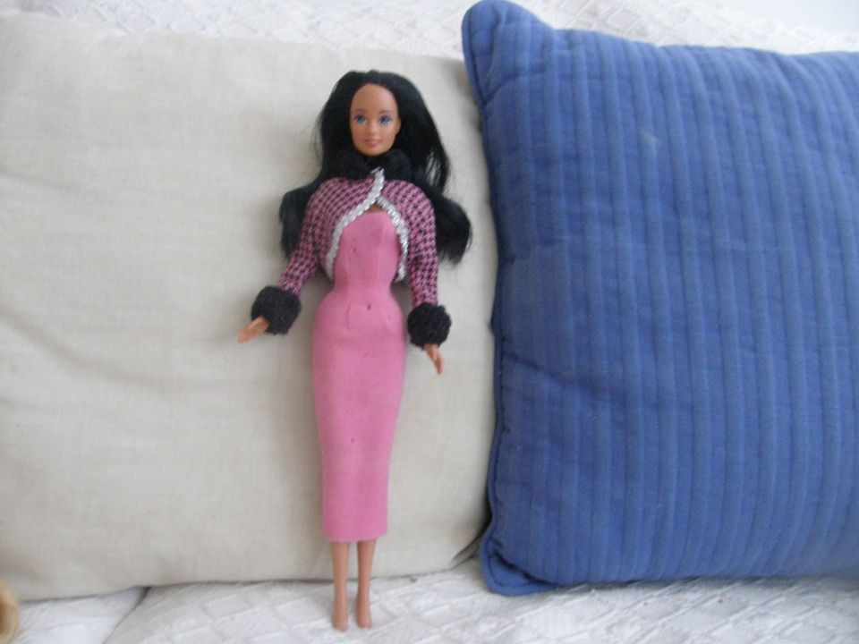 Mustatukkainen Barbie- nukke + punainen asu