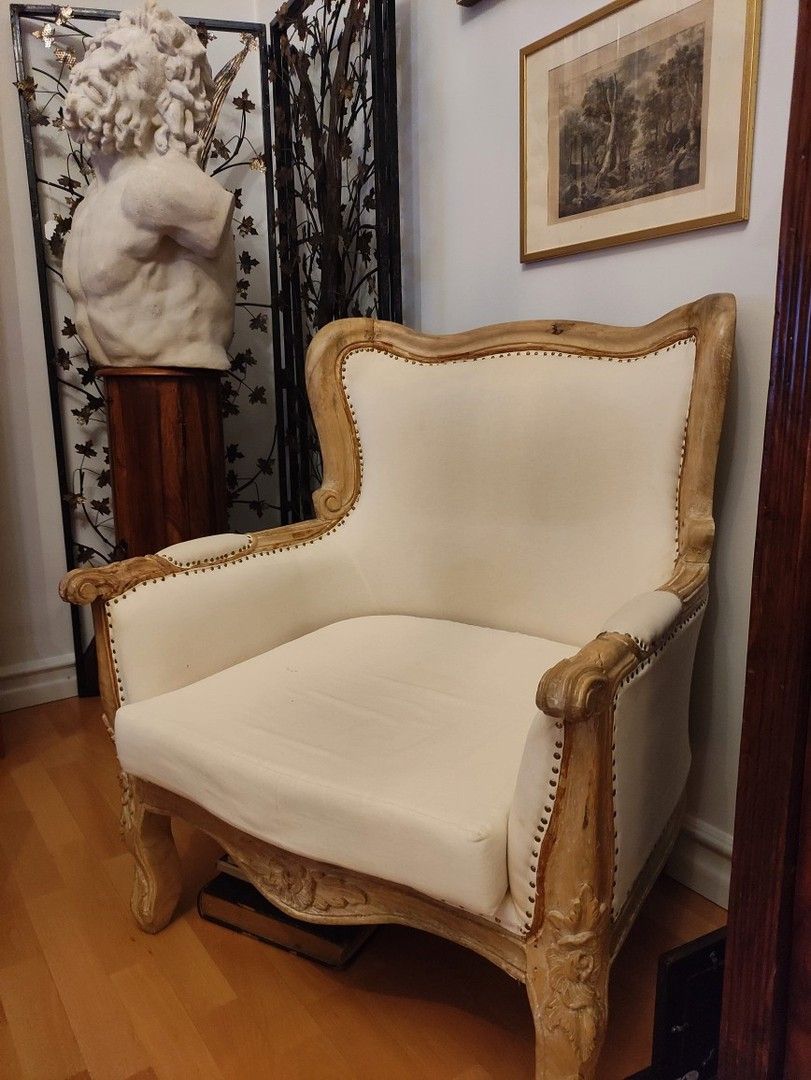 Valkea ja ruskea ranskalaistyylinen nojatuoli