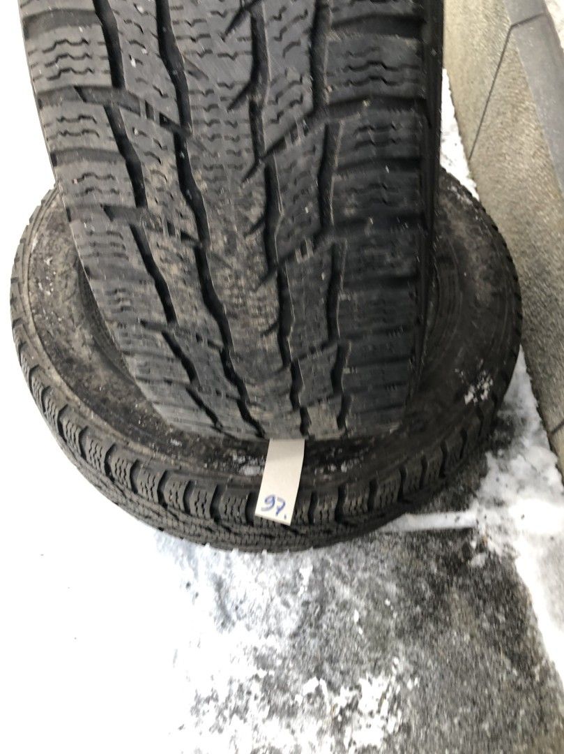 235/60 R 17 c kitkarenkaat 2 kpl