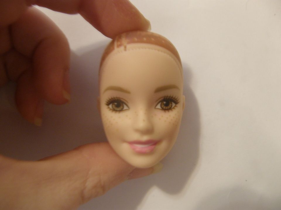 Ruskeasilmäinen Barbie- nuken pää KUSTOMOINTI