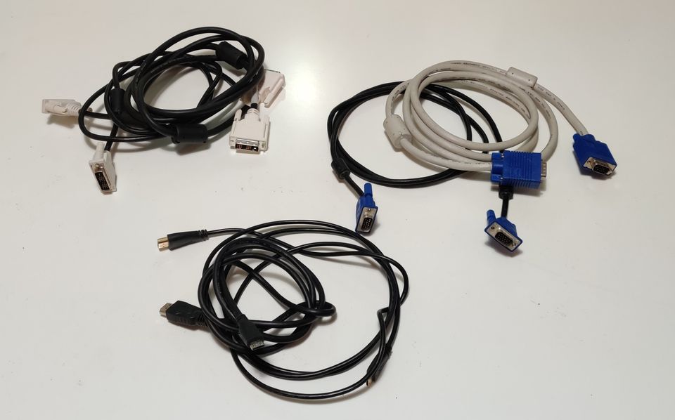 Näyttökaapeleita VGA, DVI, HDMI - mini HDMI