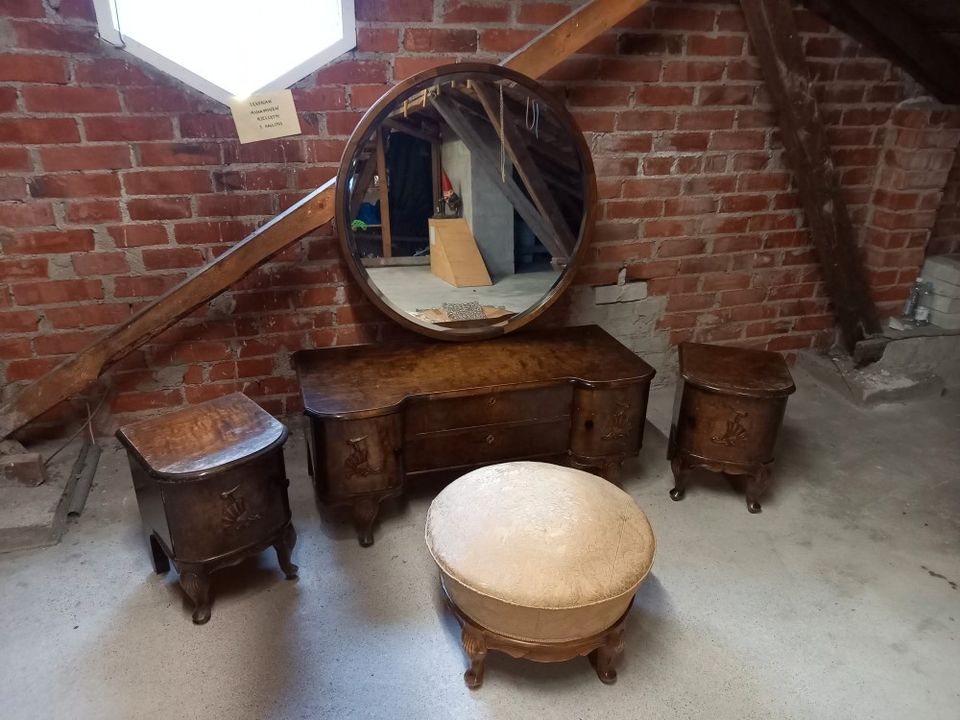 Antiikki kampauspöytä ja yöpöydät