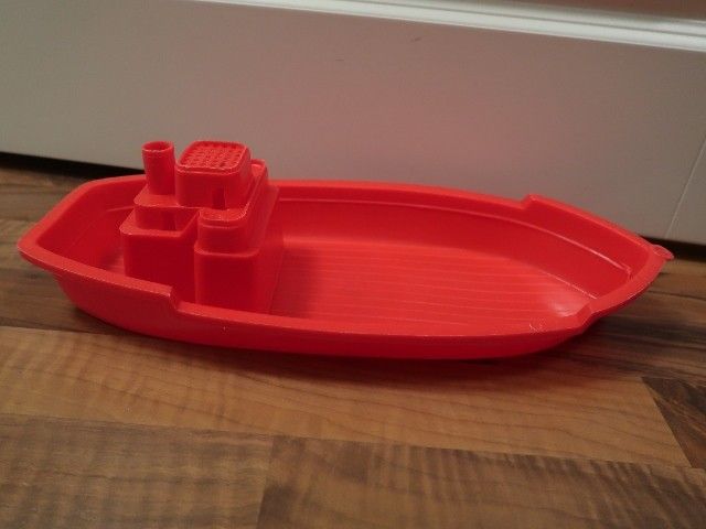 Punainen vene lasten leikkeihin