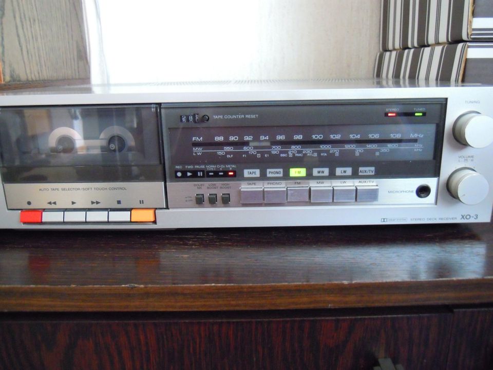 Sony XO-3 radio/c-kasettisoitin ja 2 kaiutinta