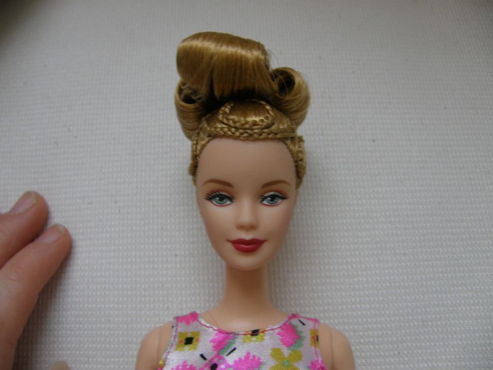 Vaaleatukkainen Barbie- nukke + asu UPEA KAMPAUS