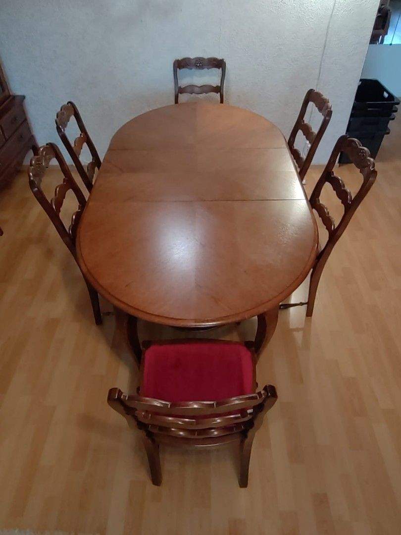 Ruokapöytä ja tuolit
