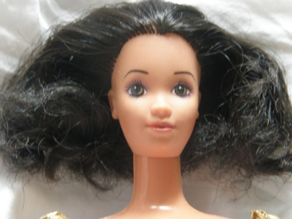 Tummatukkainen Barbie- nukke + upea asu VINTAGE