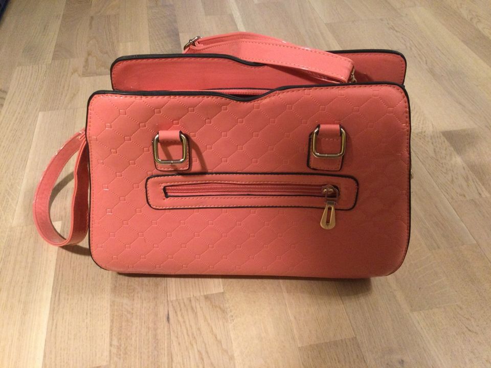 Kaunis pinkki käsilaukku