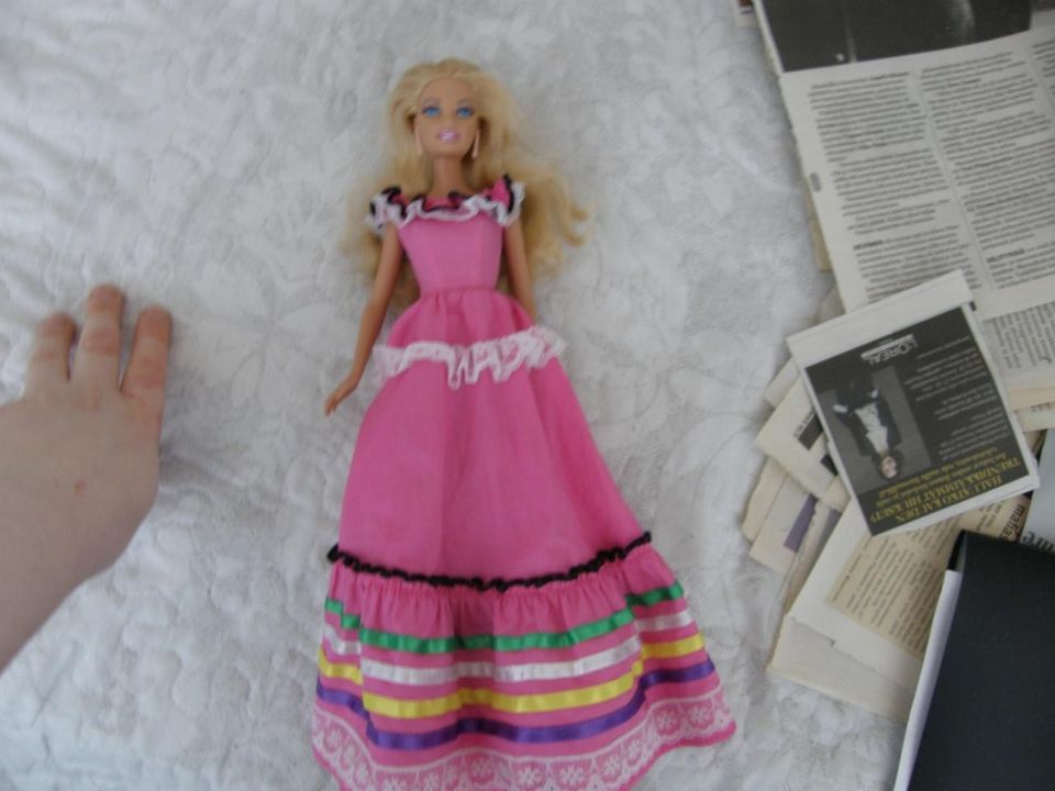 Vaalea Barbie- nukke + vaalean punainen asu