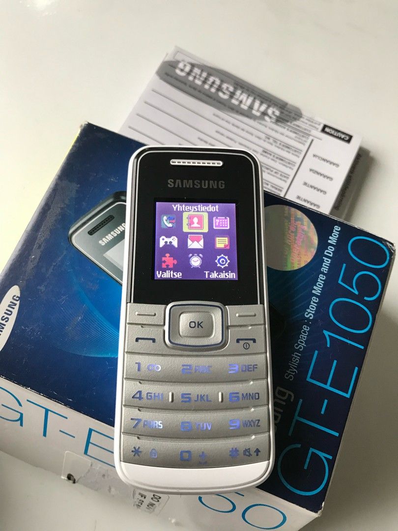 Samsung GT-E1050 kännykkä + Laturi