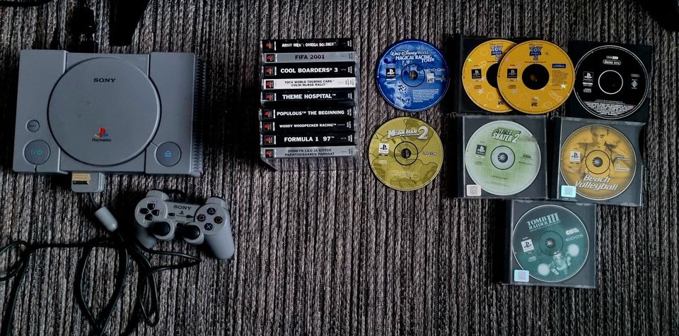 Playstation 1 konsoli ja pelejä