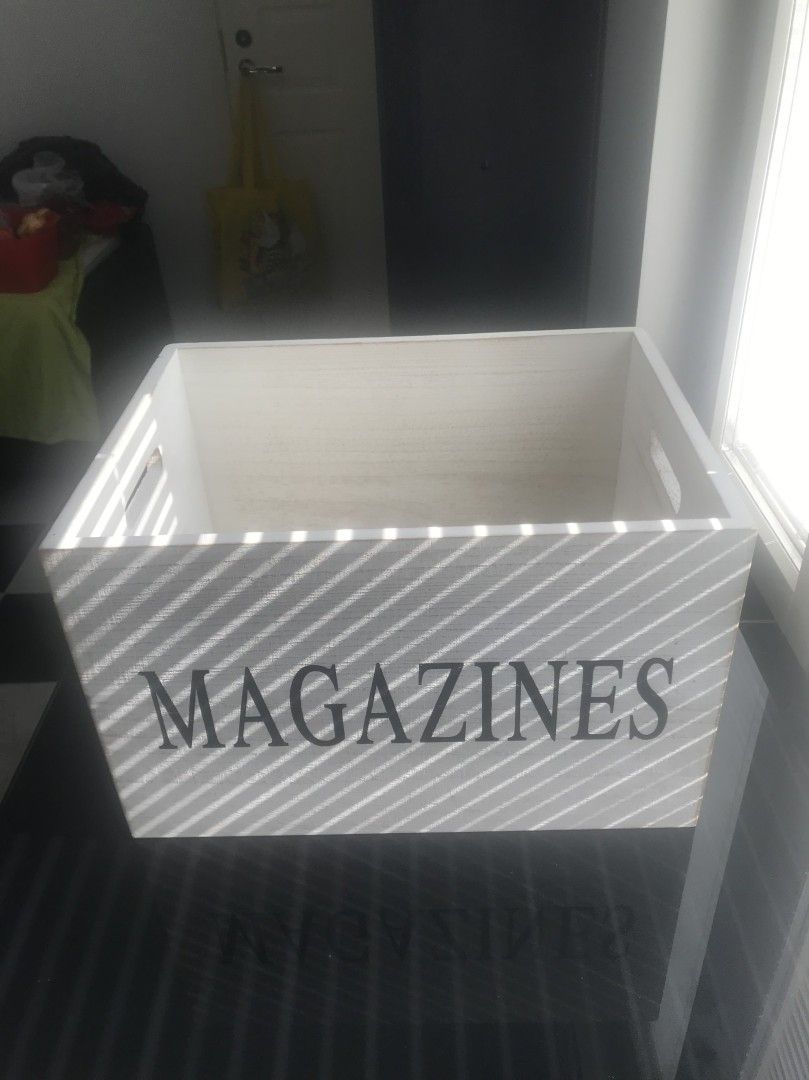 Valkoinen puinen laatikko lehtiä varten