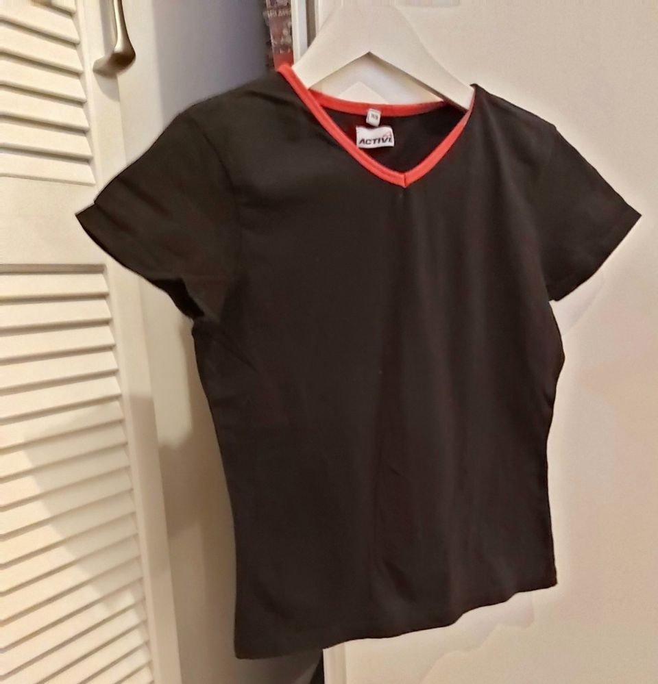 Slim-fit t-paita Musta punaista kauluksessa 34/36