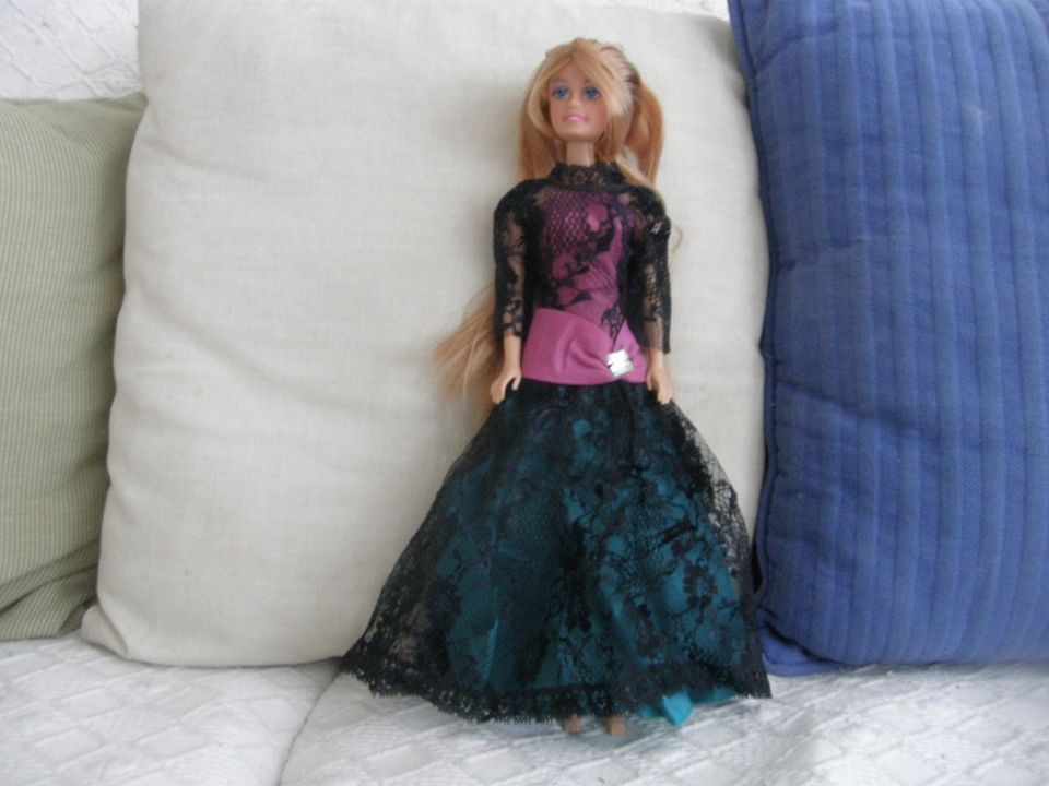 Nätti punatukkainen Barbie- nukke + IHANA PUKU