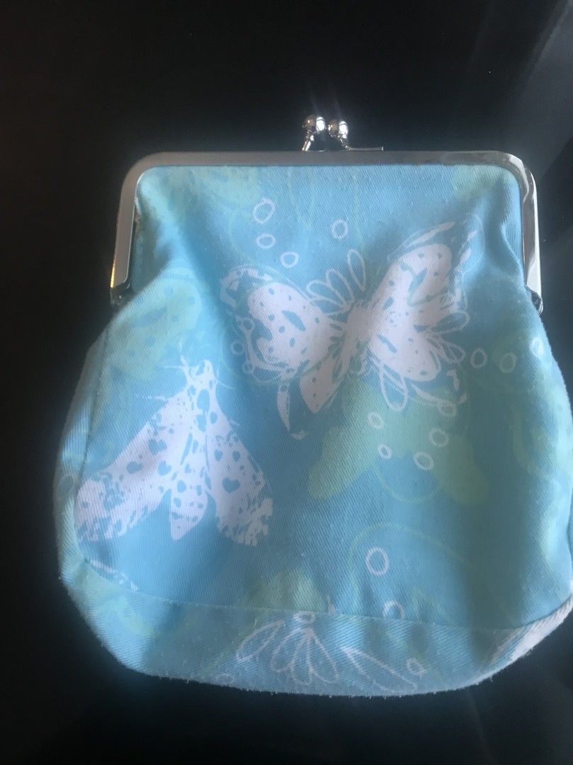 Sininen perhoskuvalla oleva kosmetiikka laukku