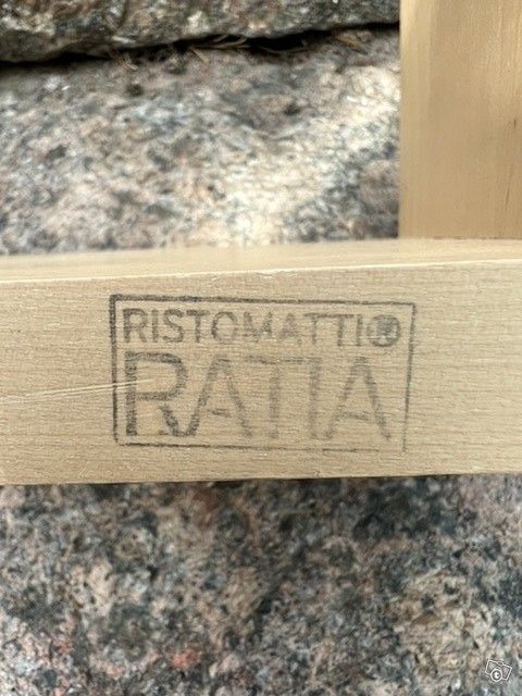 Puinen RistoMatti Ratia hylly