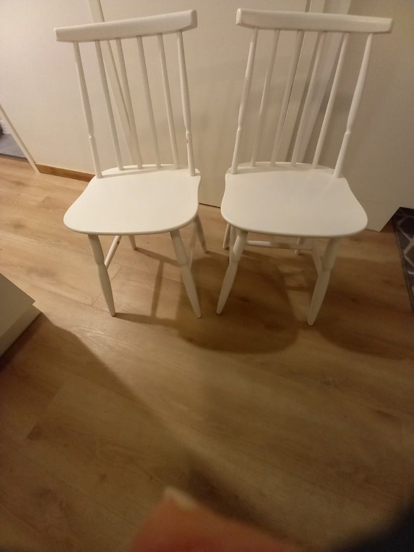 Puiset valkoiset tuolit 2 kpl