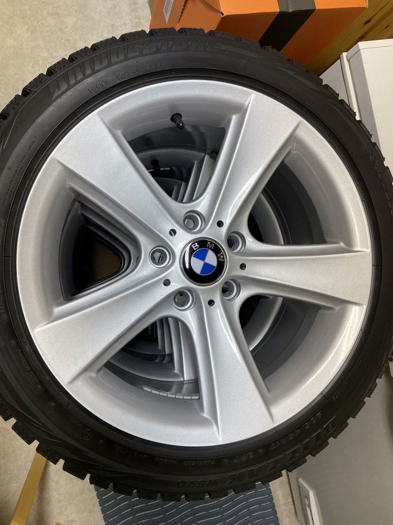 BMW Alumiinivanteet+Bridgestone kitkarenkaat