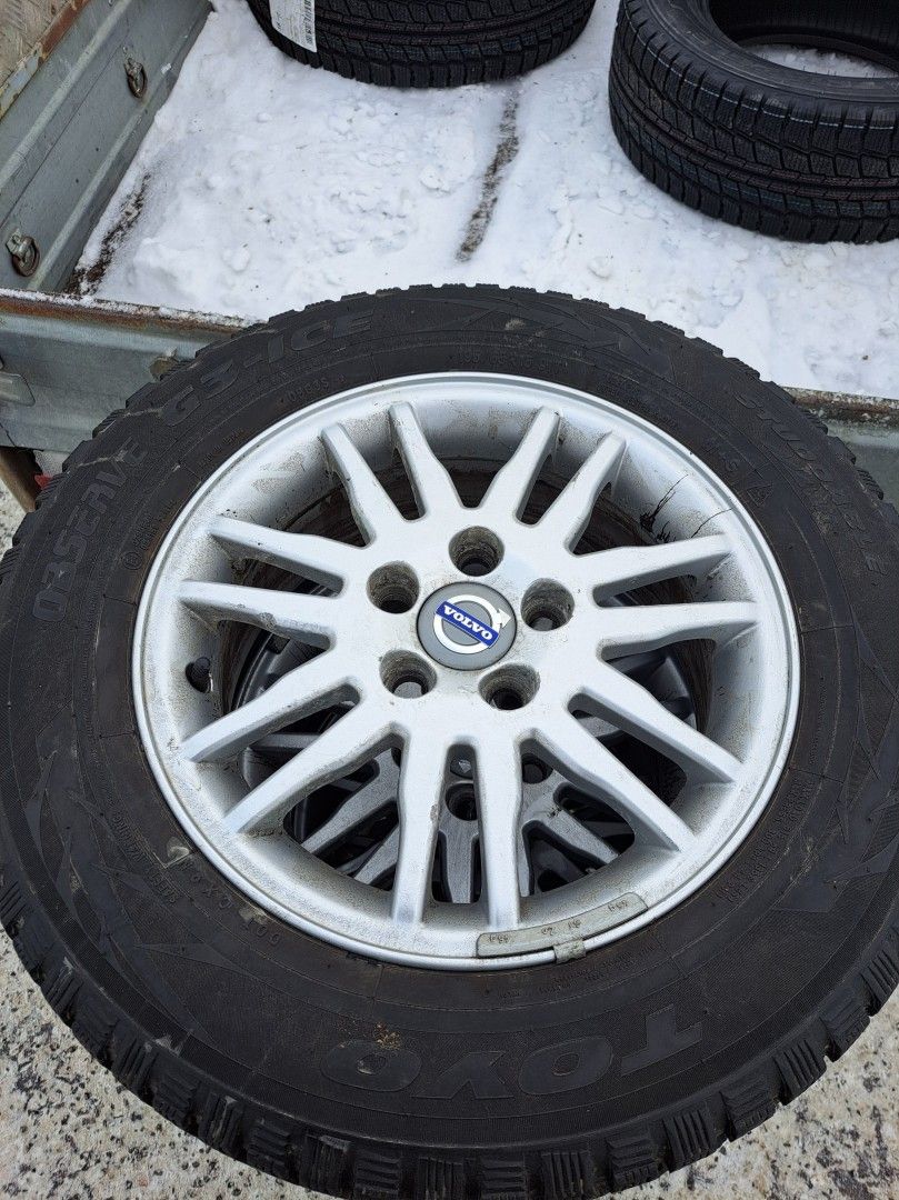 Volvo OEM 15" Talvirengaspaketti