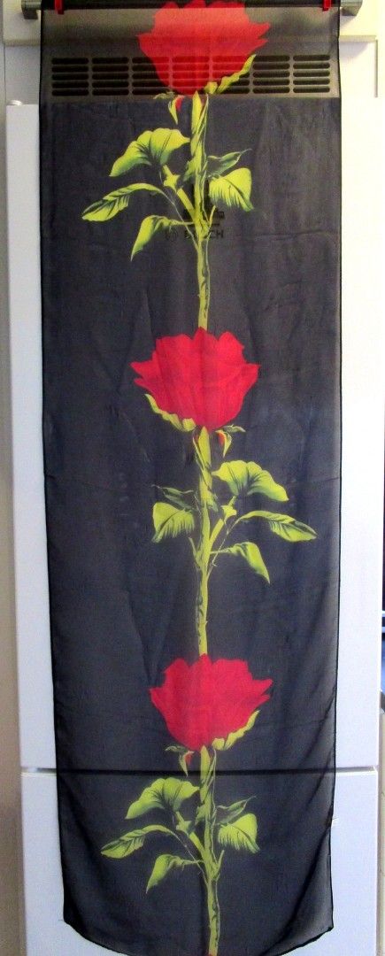 Pitkä huivi, musta + punaiset ruusut