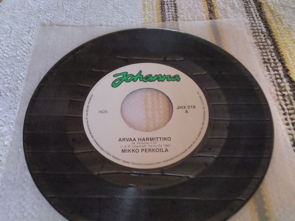 Mikko Perkoila 7" Arvaa harmittiko