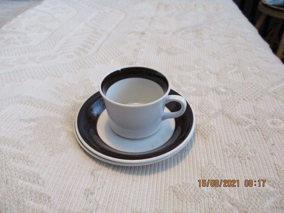 Arabia inari kahvikuppi kahdella lautasella