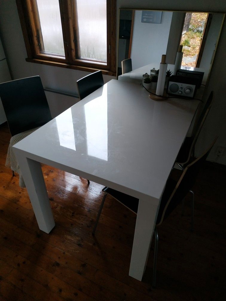 Hieno keittiönpöytä + 4 tuolia