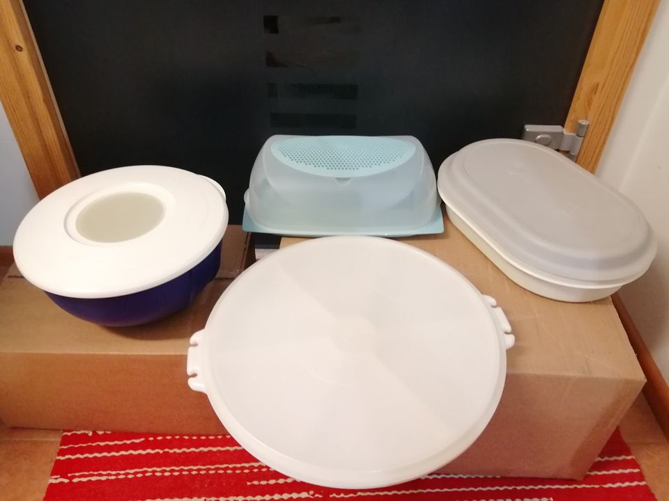 Retroja Tupperware astioita