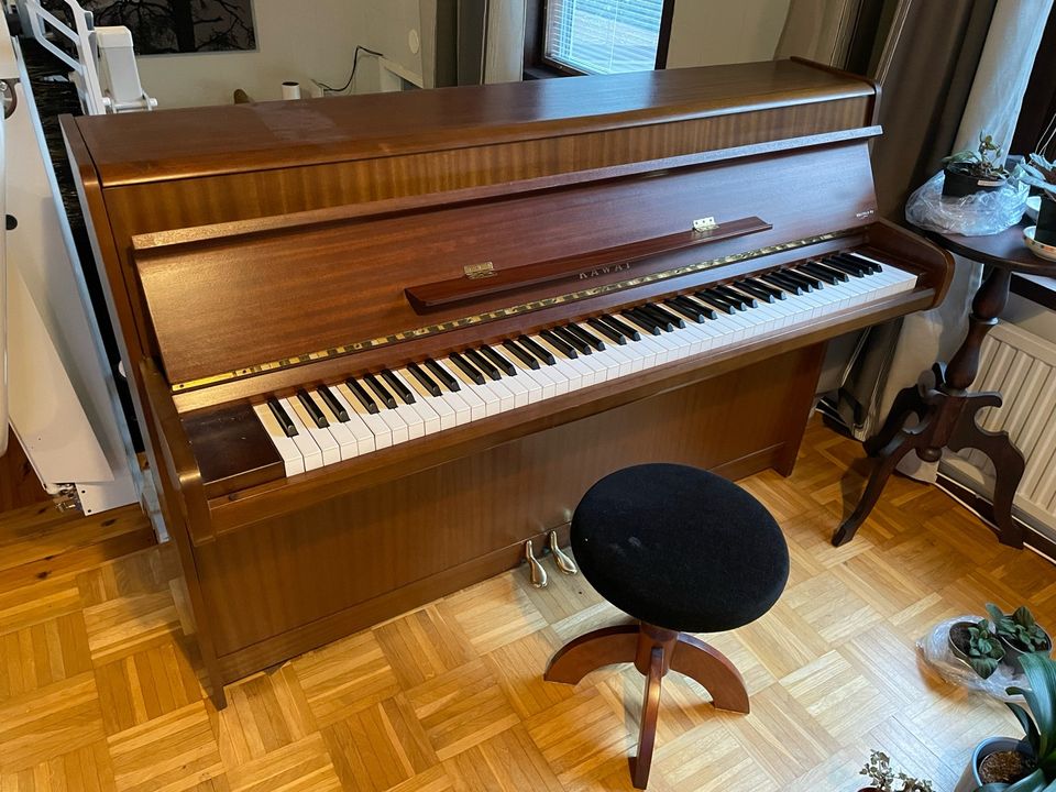Kawai-piano ja pianotuoli