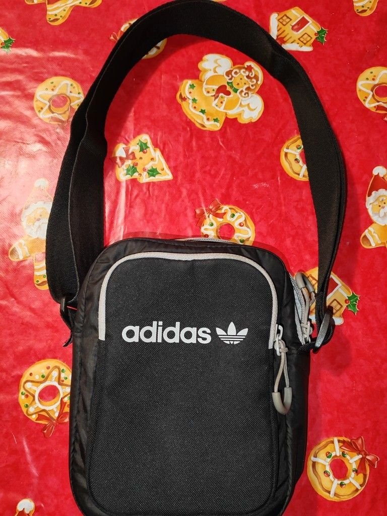 Adidas laukku