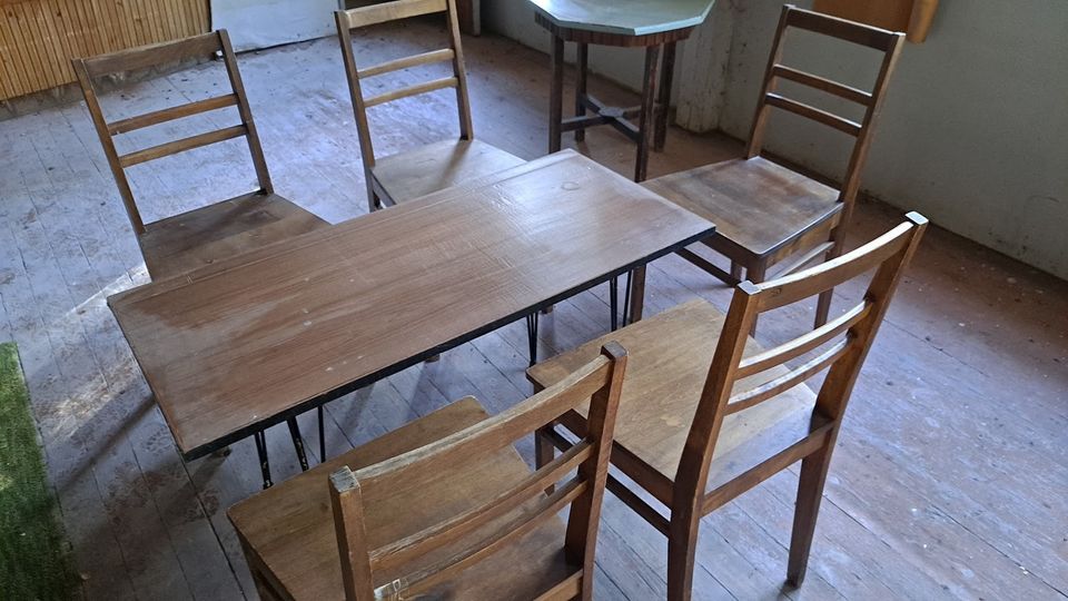 Pöytä ja viisi tuolia