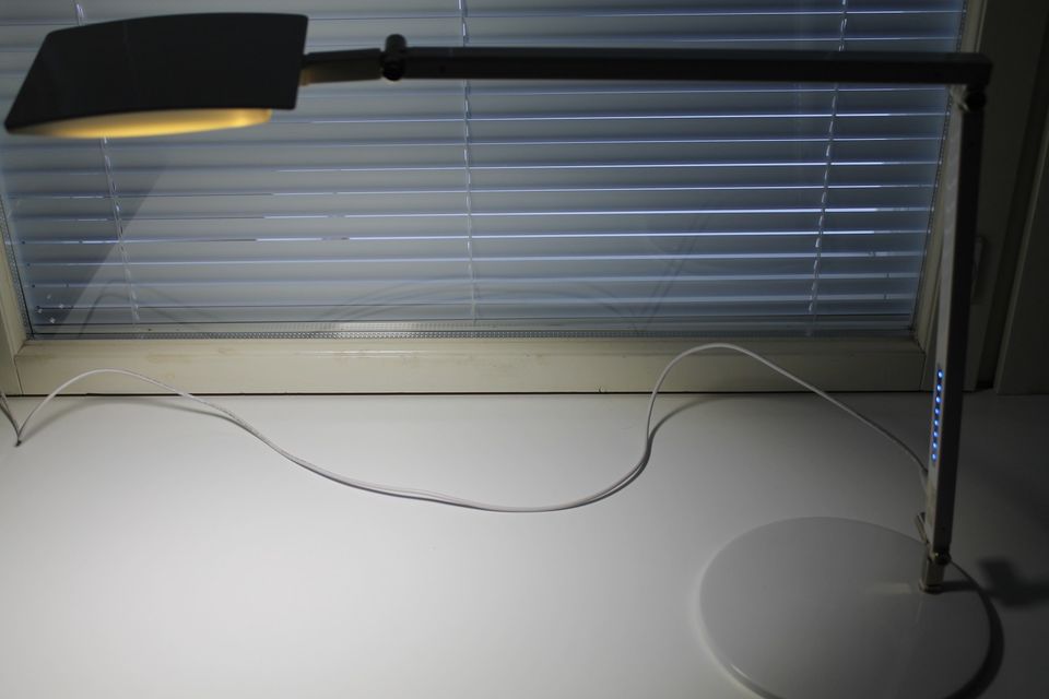 Työpöytävalaisin DIVO LED valkoinen